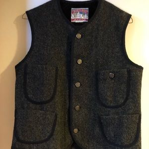 Sweet and classy wool vest for a chic outdoorsy look.